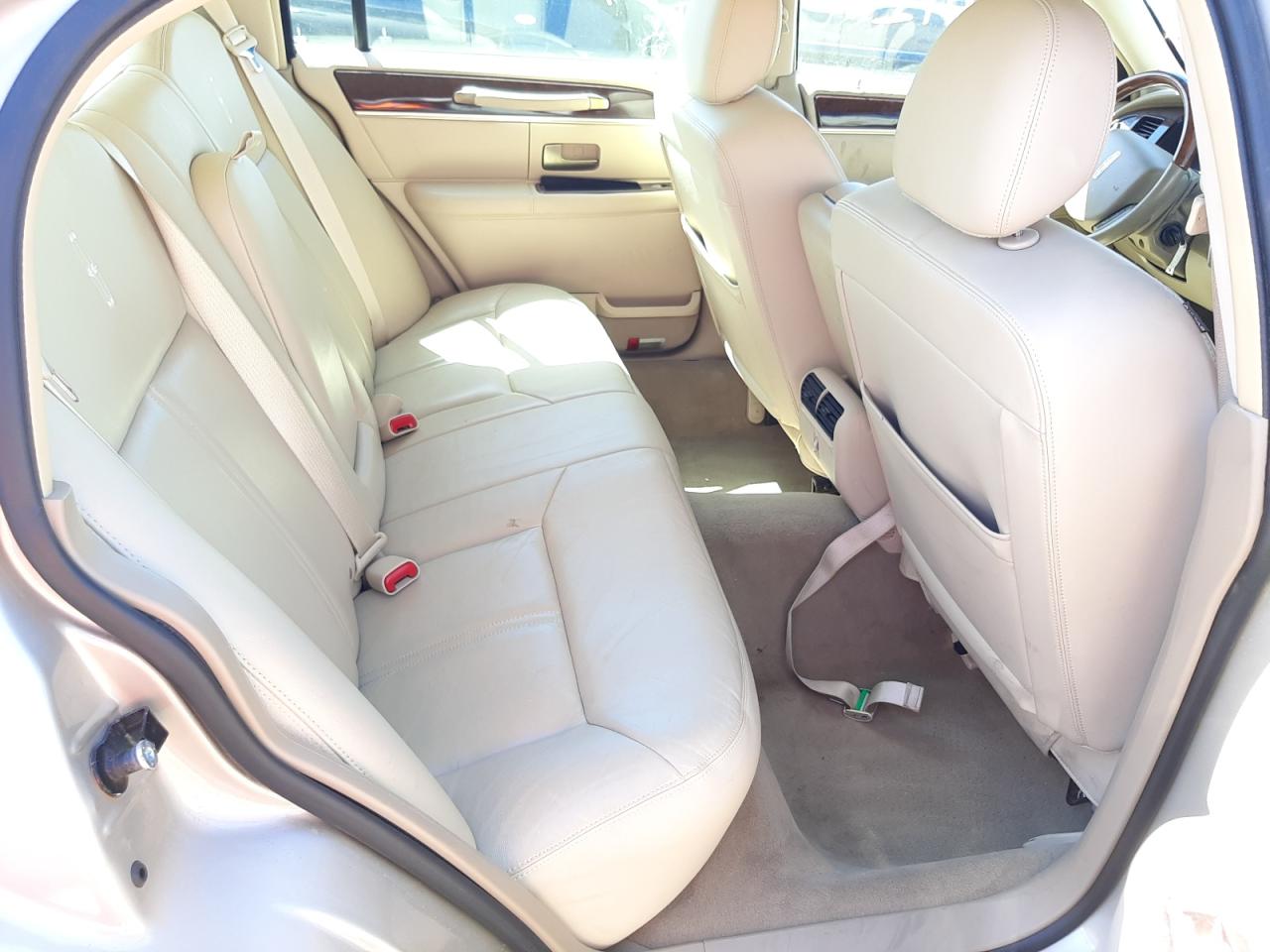 Photo 6 from auction – 2010 LINCOLN TOWN CAR S with VIN 2LNBL8CV8AX623368