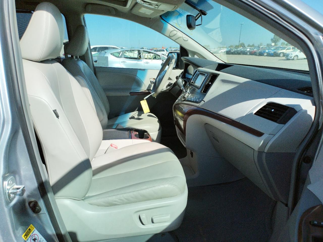 Photo 5 from auction – 2013 TOYOTA SIENNA XLE with VIN 5TDYK3DC3DS289588