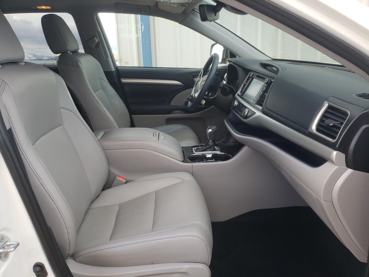 Photo 5 from auction – 2019 TOYOTA HIGHLANDER with VIN 5TDJZRFH0KS929066