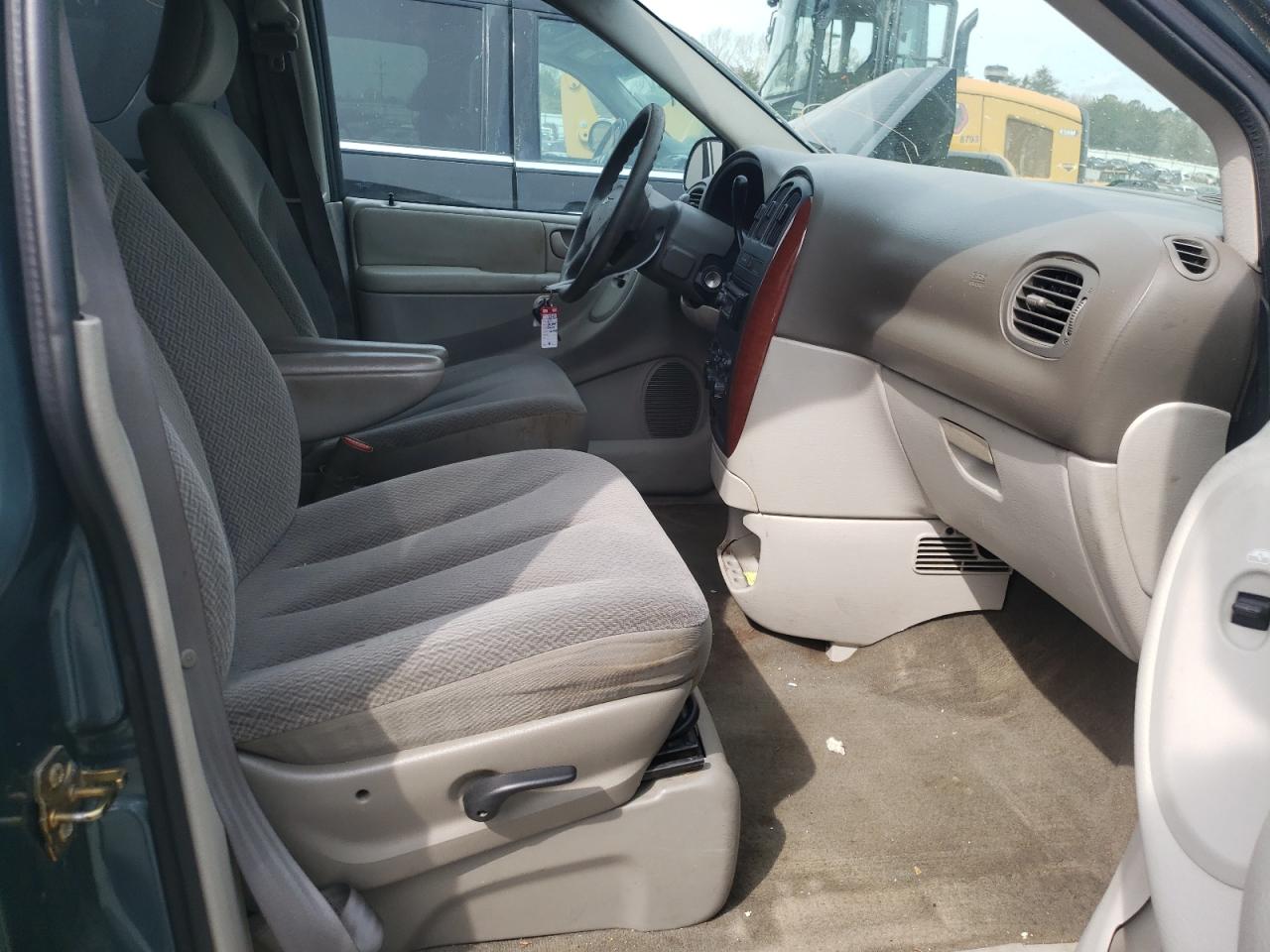 Photo 5 from auction – 2005 CHRYSLER TOWN & COU with VIN 2C4GP44R85R467190