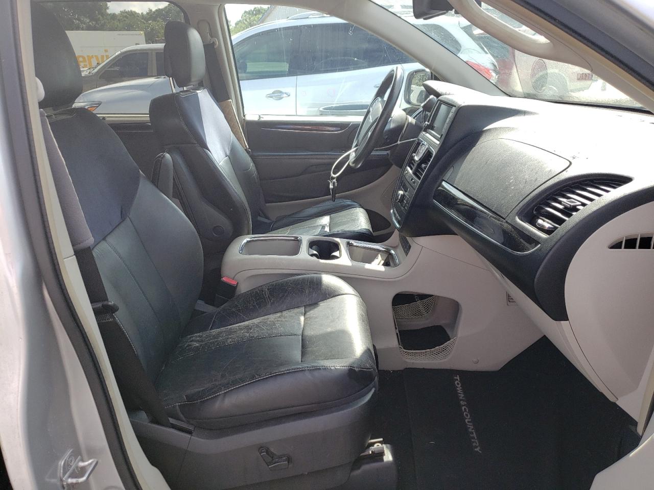 Photo 5 from auction – 2011 CHRYSLER TOWN & COU with VIN 2A4RR6DG0BR666902