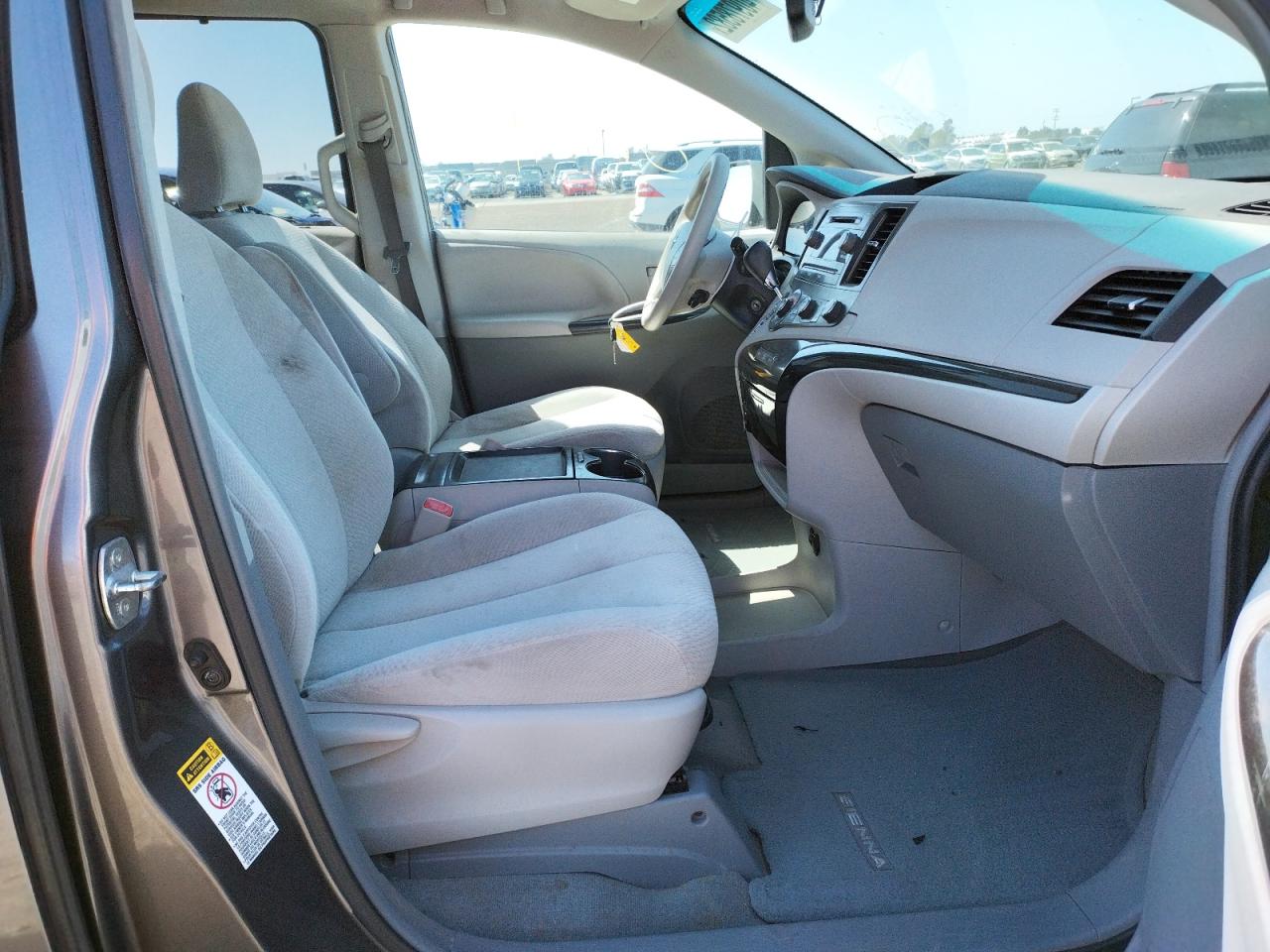 Photo 5 from auction – 2011 TOYOTA SIENNA LE with VIN 5TDKK3DC5BS145169