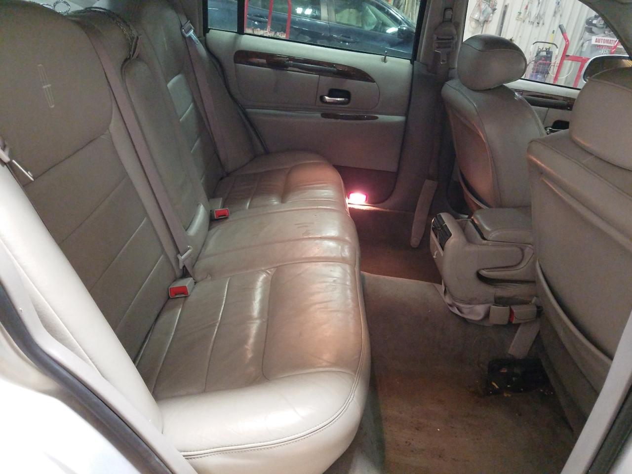 Photo 6 from auction – 2002 LINCOLN TOWN CAR E with VIN 1LNHM81W32Y663300
