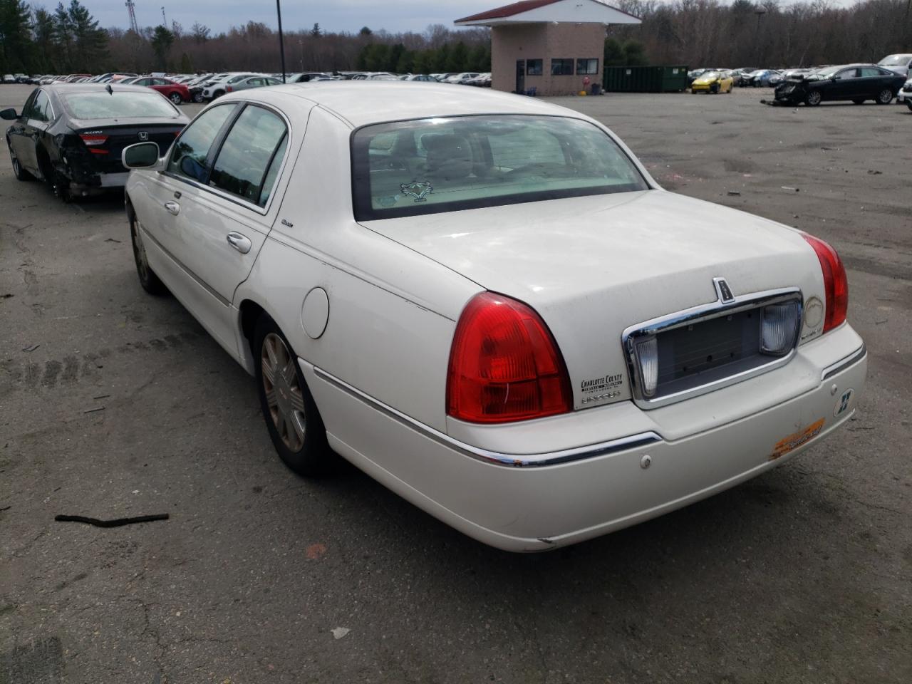 Photo 3 from auction – 2004 LINCOLN TOWN CAR U with VIN 1LNHM83W34Y674863