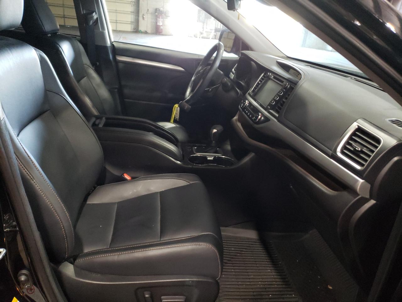 Photo 5 from auction – 2018 TOYOTA HIGHLANDER with VIN 5TDJZRFH7JS869110