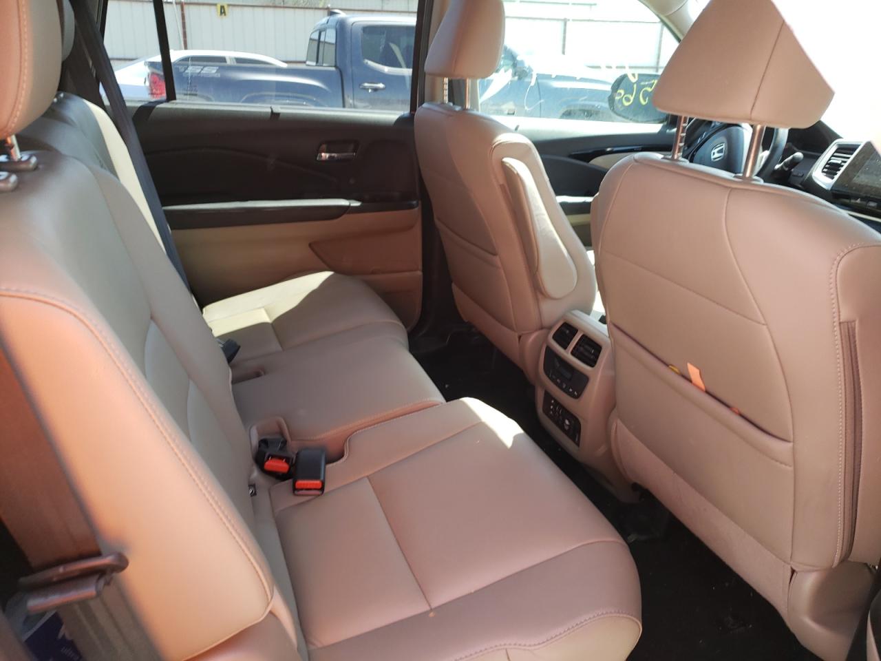 Photo 6 from auction – 2017 HONDA PILOT TOUR with VIN 5FNYF5H98HB026439