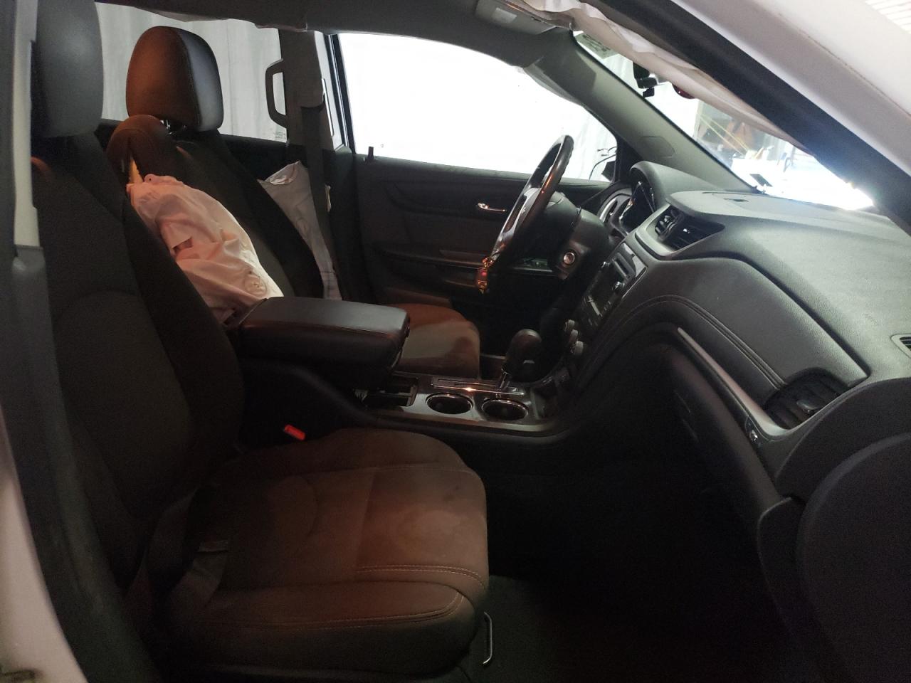 Photo 5 from auction – 2017 CHEVROLET TRAVERSE L with VIN 1GNKVGKD8HJ113923