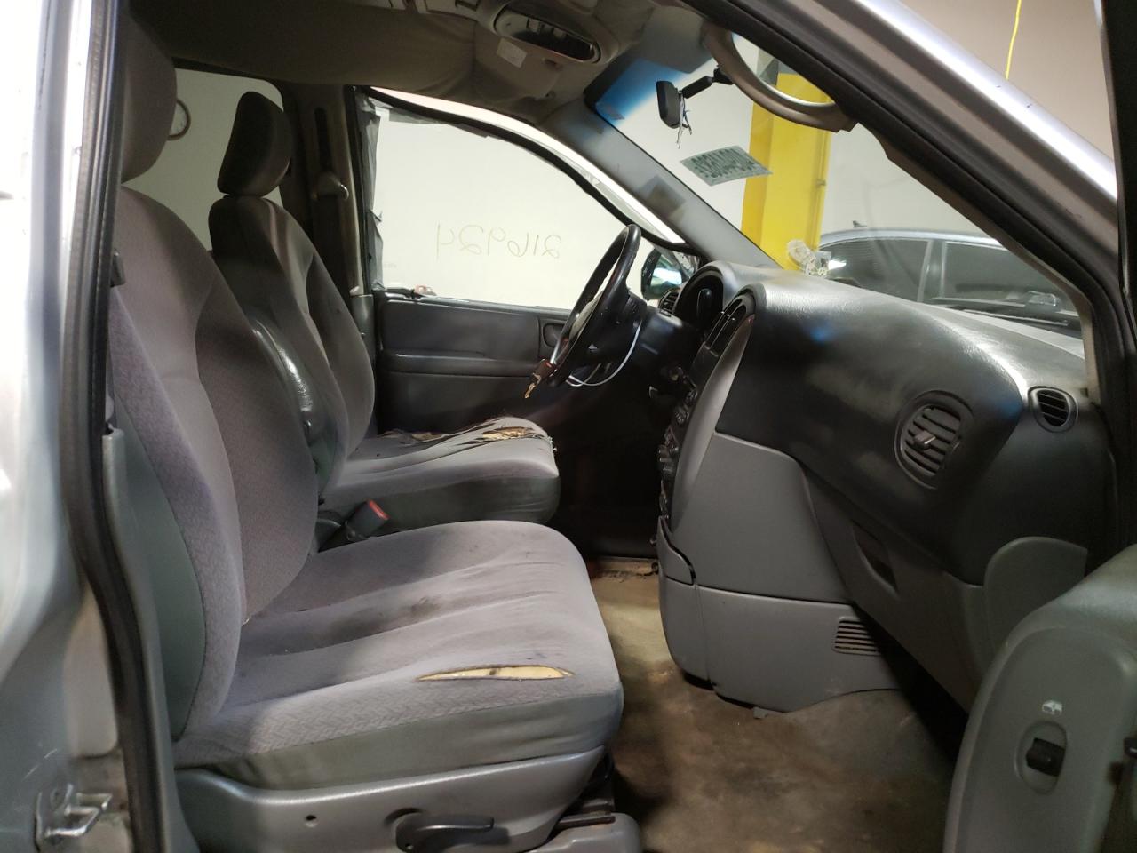 Photo 5 from auction – 2007 CHRYSLER TOWN & COU with VIN 2A4GP54L97R219335