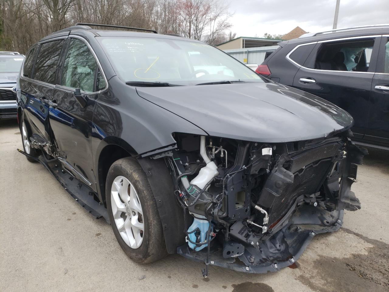 CHRYSLER PACIFICA T 2017 with VIN 2C4RC1BG2HR538389 - Photo from auction