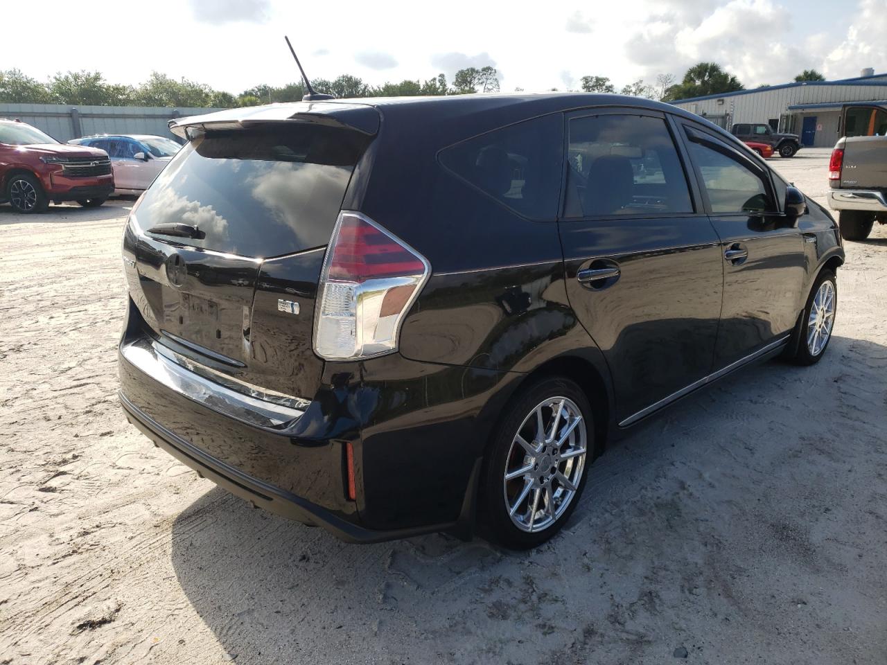Photo 4 from auction – 2017 TOYOTA PRIUS V with VIN JTDZN3EU4HJ057751