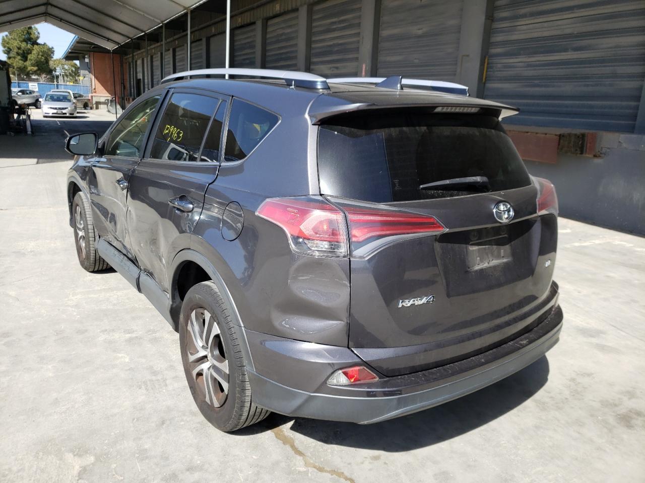 Photo 3 from auction – 2016 TOYOTA RAV4 LE with VIN JTMZFREV1GJ068374