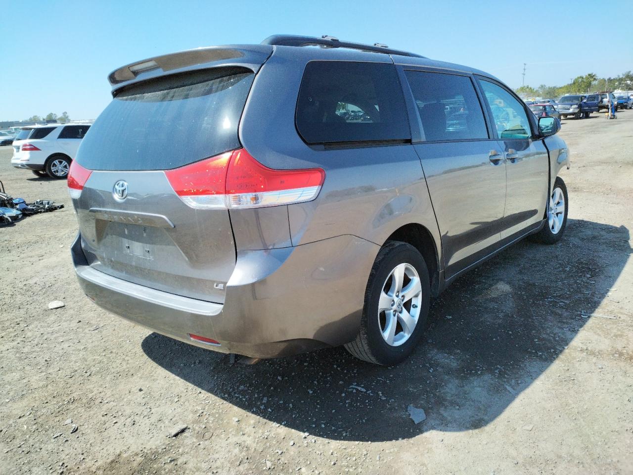 Photo 4 from auction – 2011 TOYOTA SIENNA LE with VIN 5TDKK3DC5BS145169