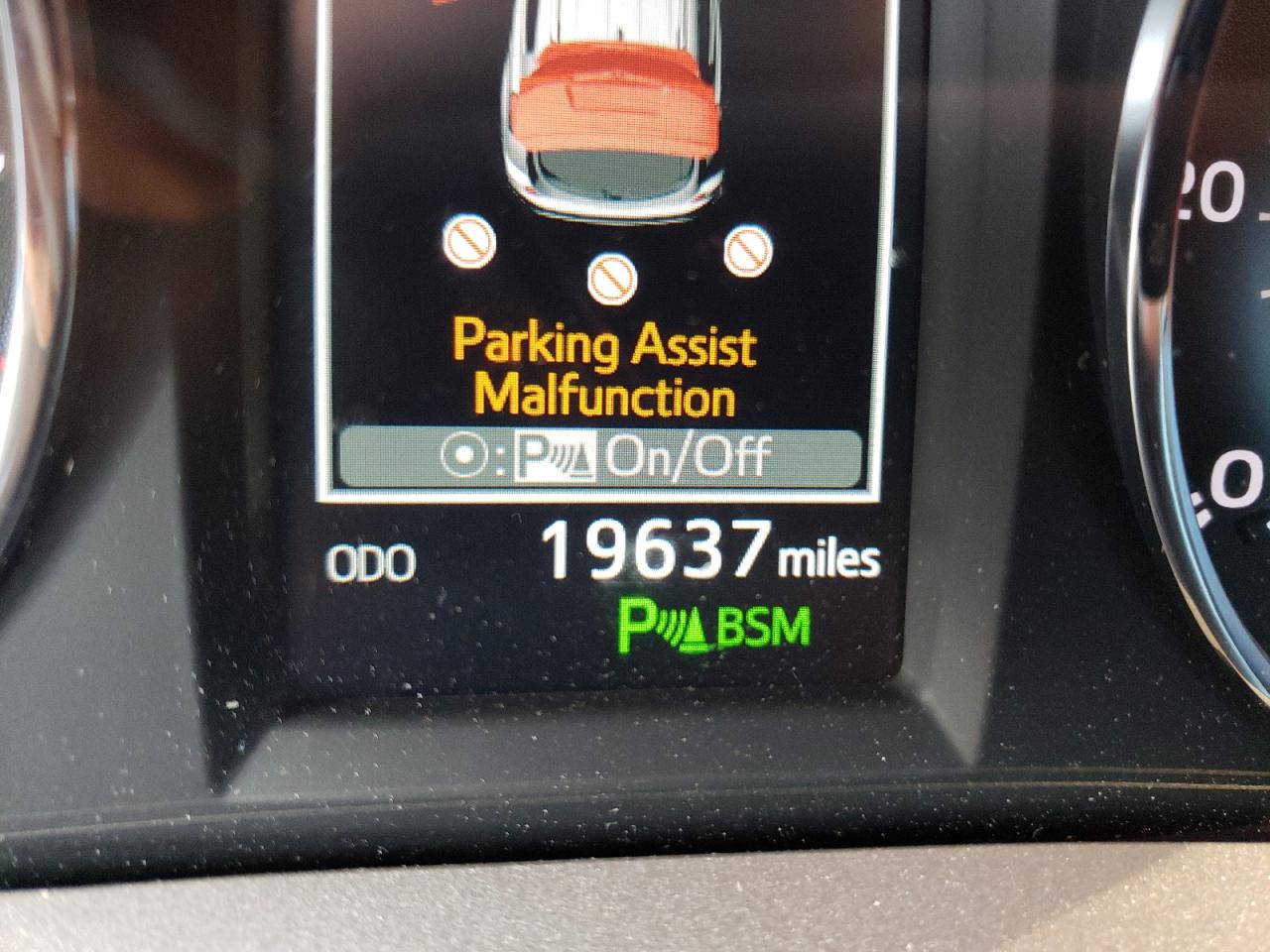 Photo 8 from auction – 2017 TOYOTA RAV4 LIMIT with VIN 2T3DFREVXHW638398