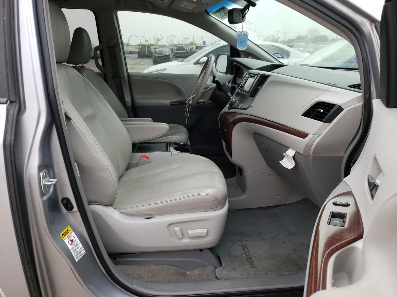 Photo 5 from auction – 2013 TOYOTA SIENNA XLE with VIN 5TDYK3DC7DS335374