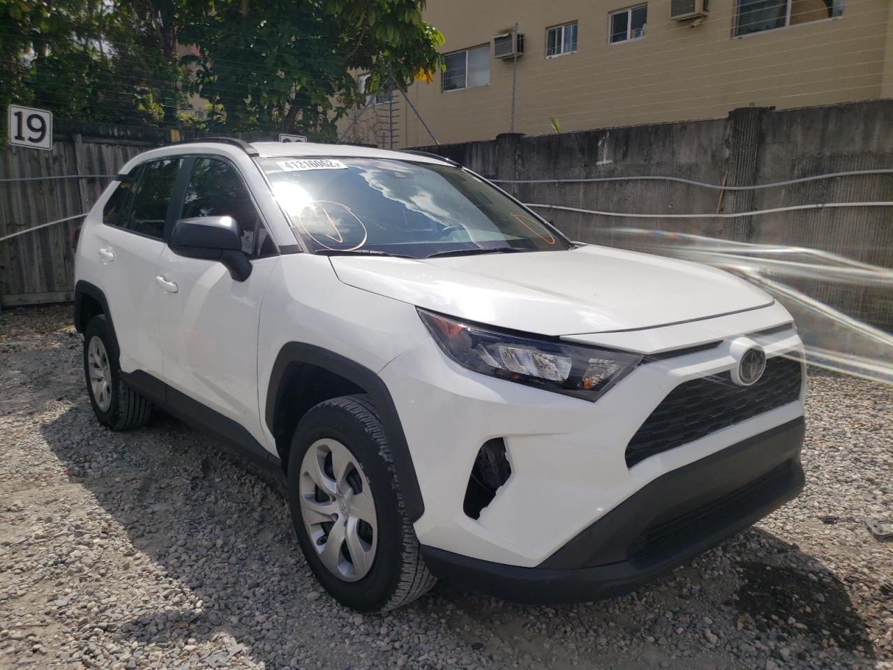 Photo 1 from auction – 2019 TOYOTA RAV4 LE with VIN 2T3H1RFV5KW038829