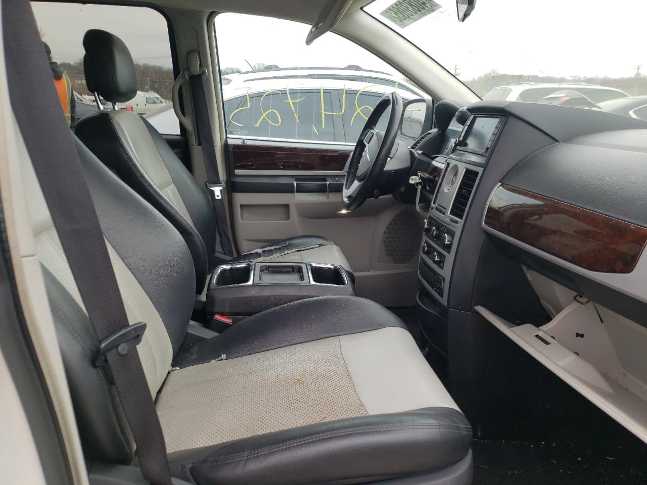 Photo 5 from auction – 2010 CHRYSLER TOWN & COU with VIN 2A4RR8D10AR456550