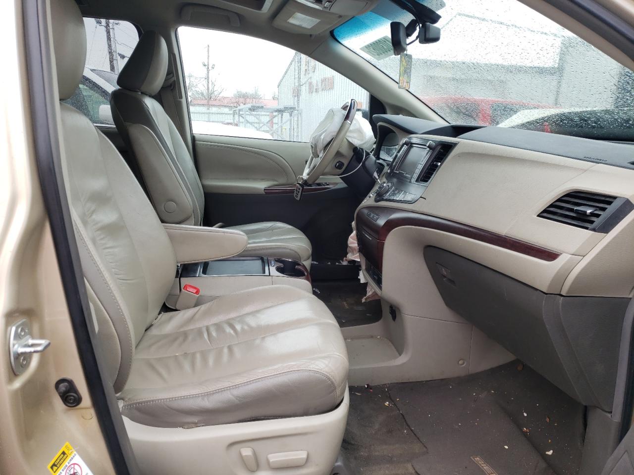 Photo 5 from auction – 2011 TOYOTA SIENNA XLE with VIN 5TDYK3DC1BS040719