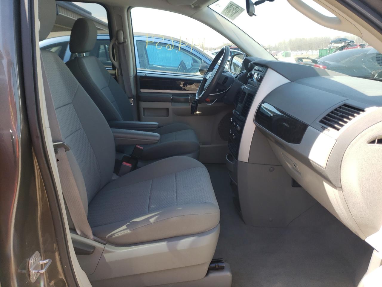 Photo 5 from auction – 2010 DODGE GRAND CARA with VIN 2D4RN5D15AR261255