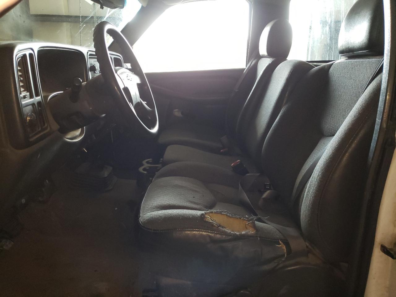 Photo 5 from auction – 2004 CHEVROLET SILVERADO with VIN 1GCEC14V84E110439