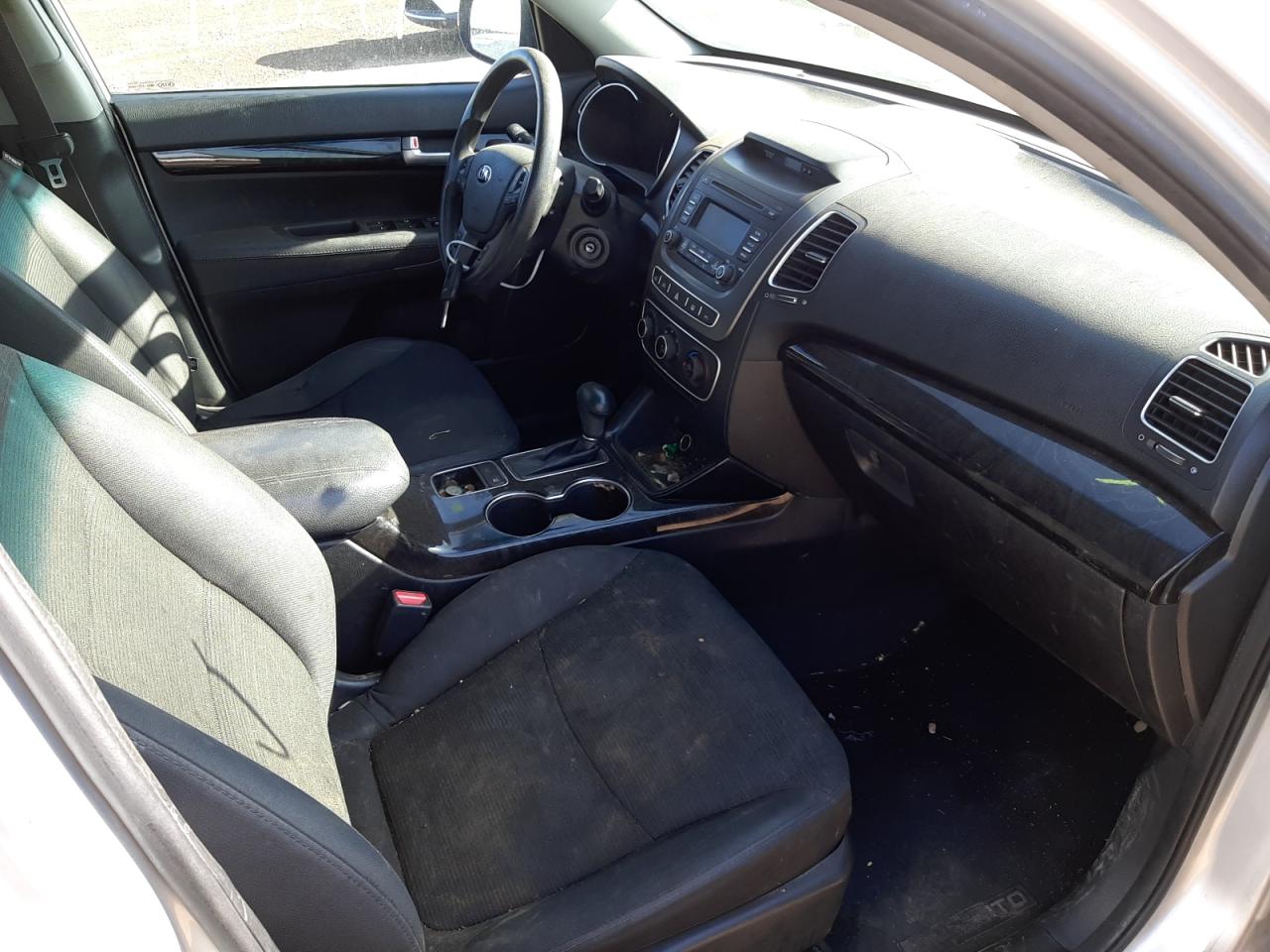 Photo 5 from auction – 2015 KIA SORENTO LX with VIN 5XYKT4A79FG598188