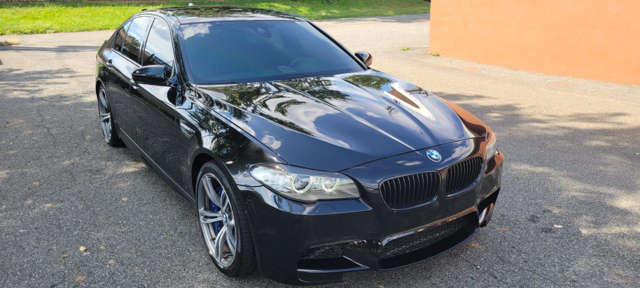 BMW M5 2013 with VIN WBSFV9C59DD095446 - Photo from auction