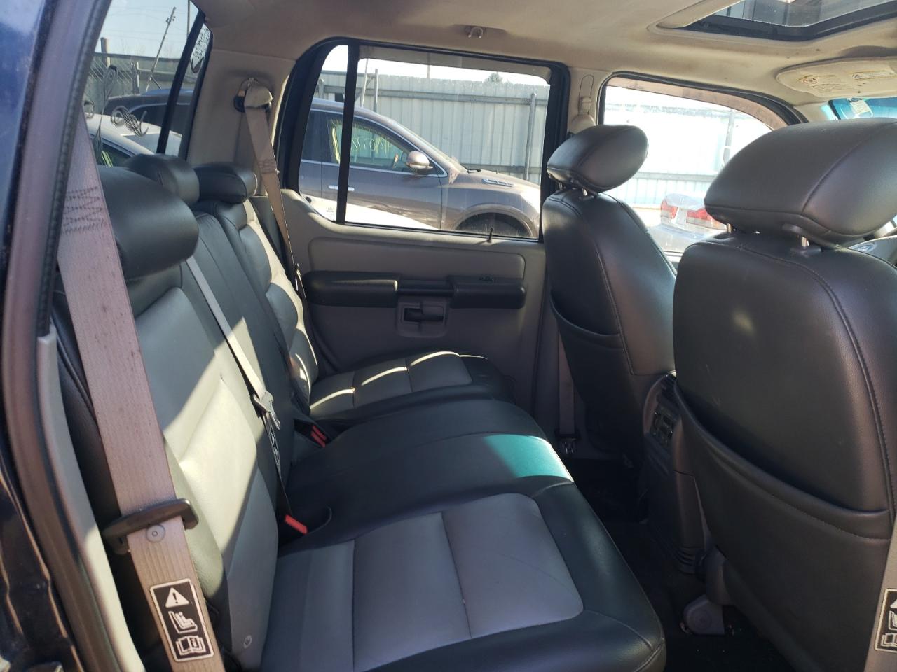 Photo 6 from auction – 2003 FORD EXPLORER S with VIN 1FMZU77EX3UA40178