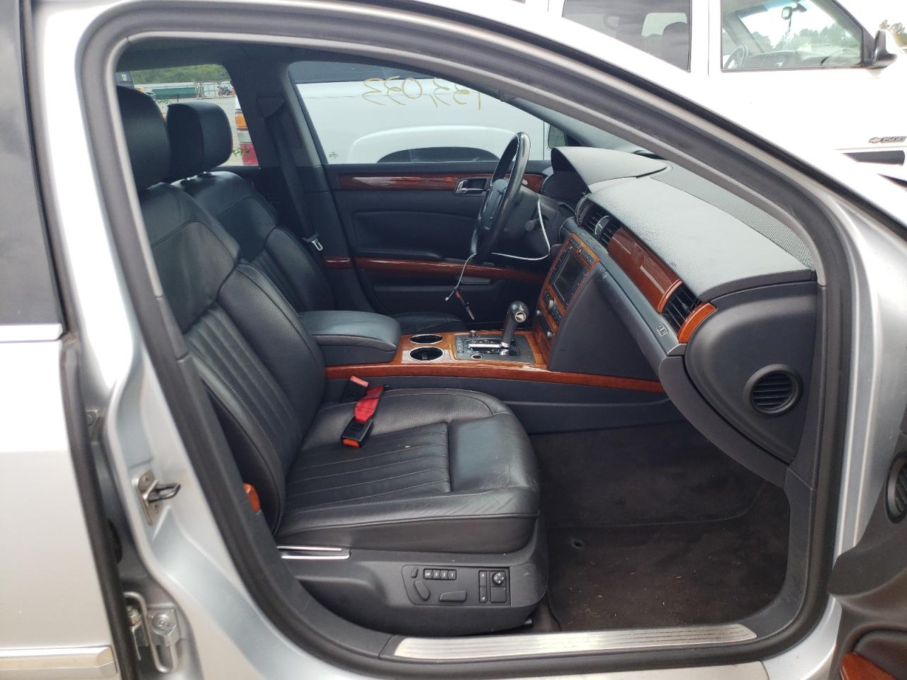 Photo 5 from auction – 2005 VOLKSWAGEN PHAETON 4. with VIN WVWAF03D458003641