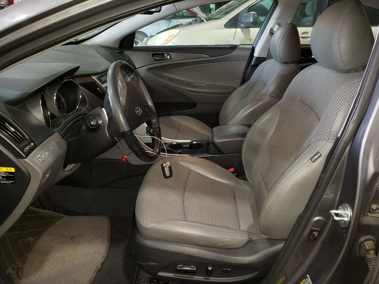 Photo 5 from auction – 2012 HYUNDAI SONATA SE with VIN 5NPEC4AC5CH388931