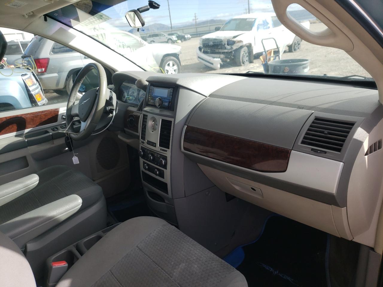 Photo 9 from auction – 2010 CHRYSLER TOWN & COU with VIN 2A4RR5D10AR228949