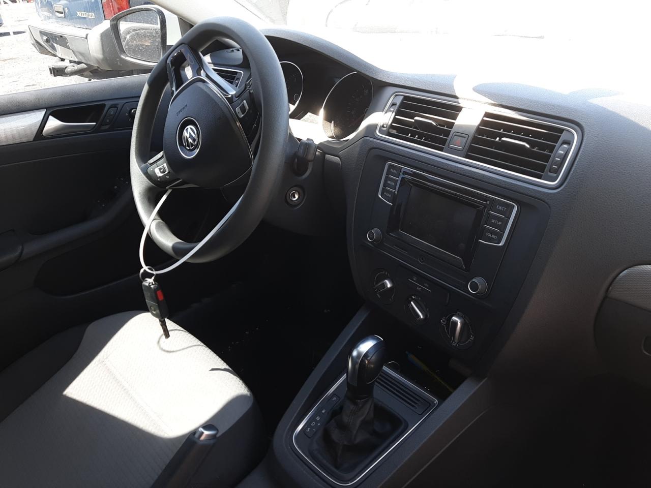 Photo 9 from auction – 2017 VOLKSWAGEN JETTA S with VIN 3VW2B7AJ0HM327071