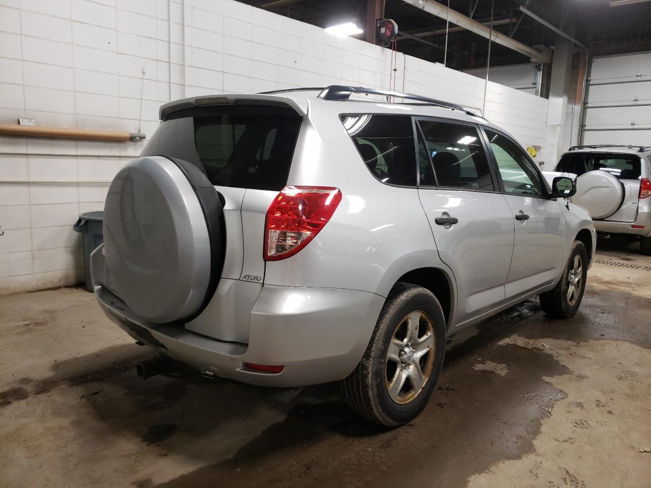 Photo 4 from auction – 2007 TOYOTA RAV4 with VIN JTMBK33V275035535