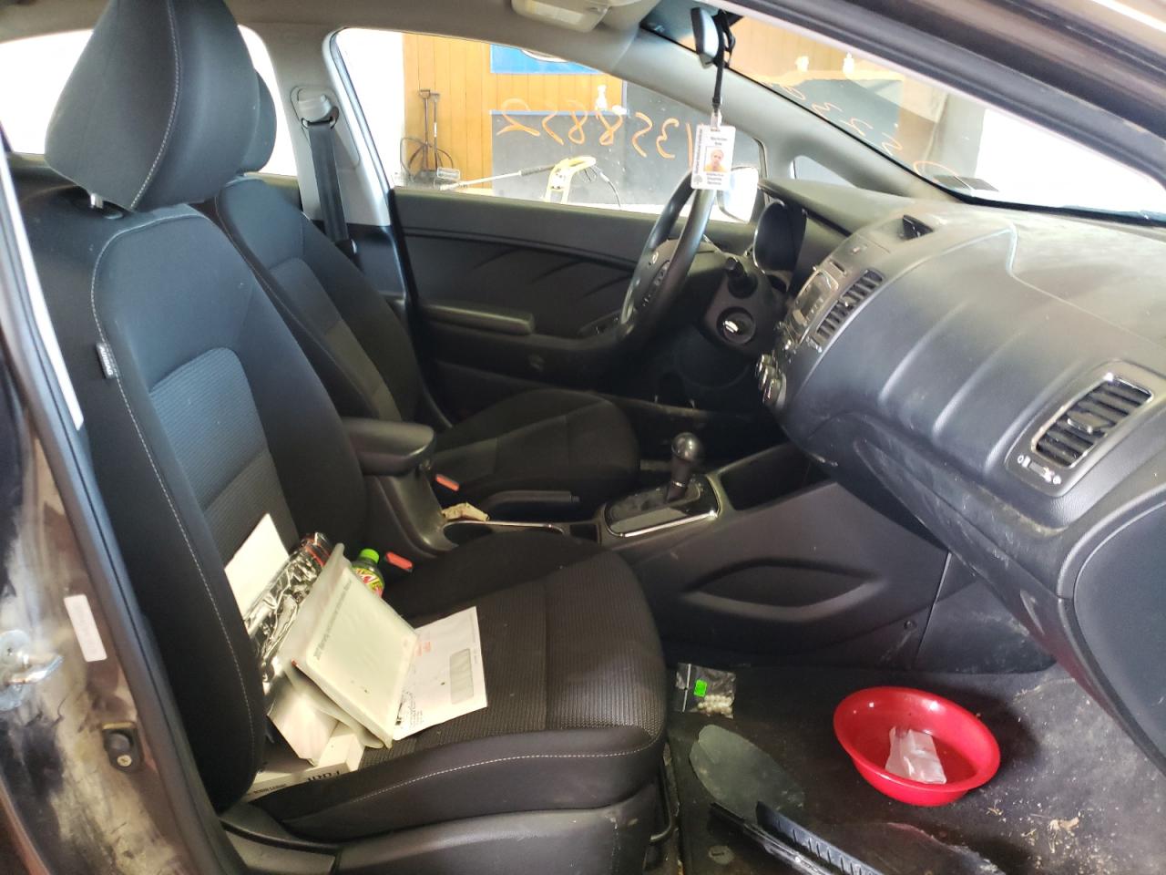 Photo 5 from auction – 2017 KIA FORTE LX with VIN 3KPFK4A78HE159178