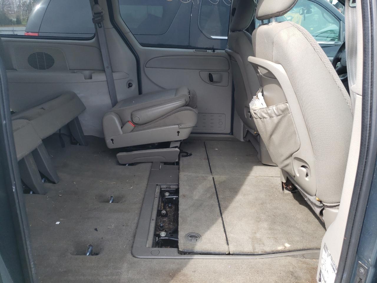 Photo 6 from auction – 2005 CHRYSLER TOWN & COU with VIN 2C4GP44R85R467190
