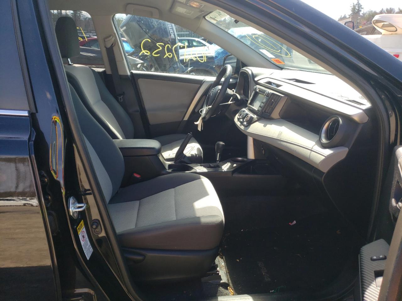 Photo 5 from auction – 2015 TOYOTA RAV4 LE with VIN 2T3BFREV2FW296319
