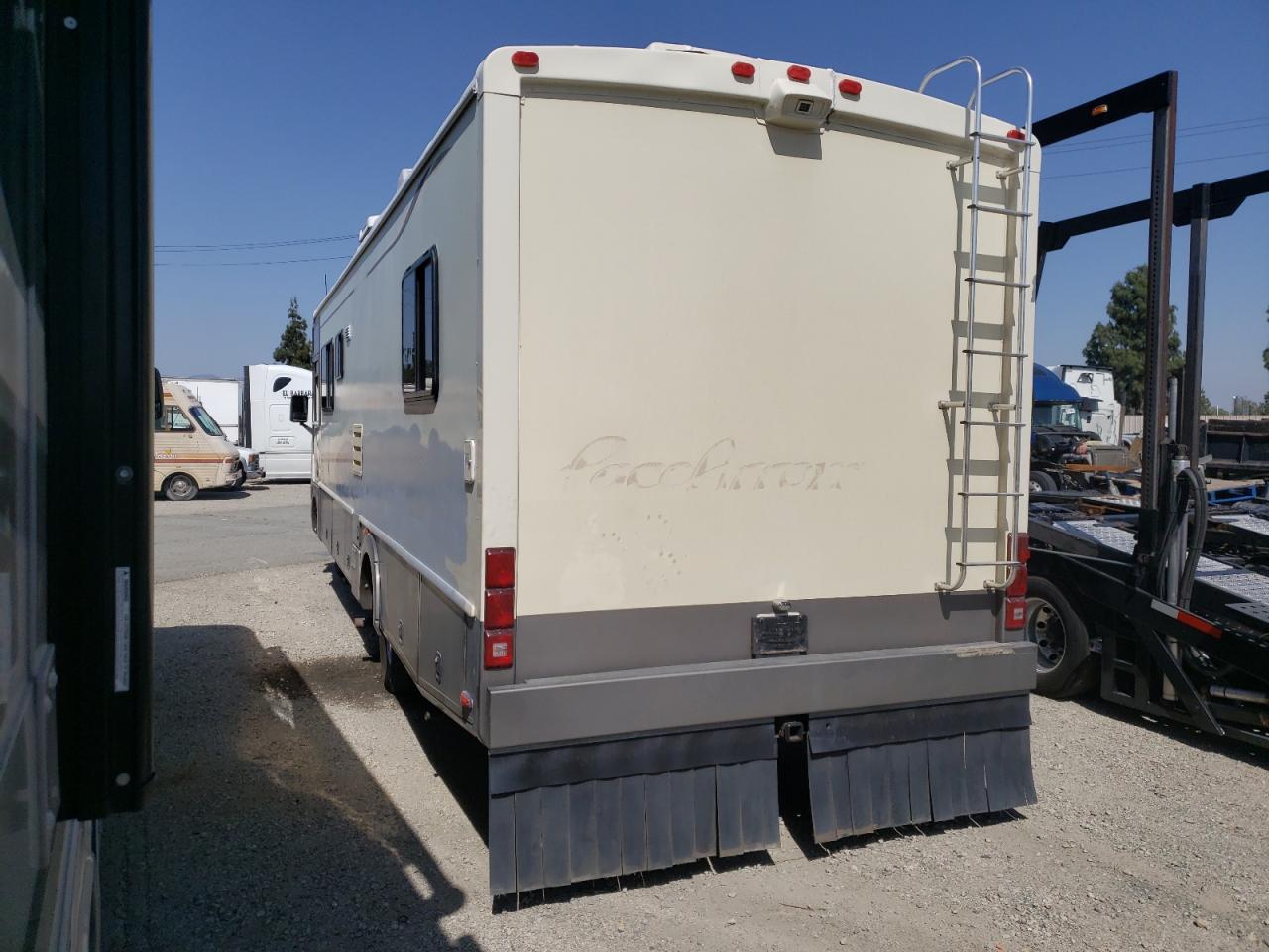 Photo 3 from auction – 1997 FORD FLEETWOOD with VIN 3FCMF53G4VJA07531