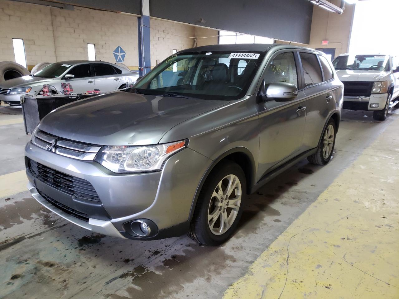 Photo 2 from auction – 2015 MITSUBISHI OUTLANDER with VIN JA4AD3A33FZ004500