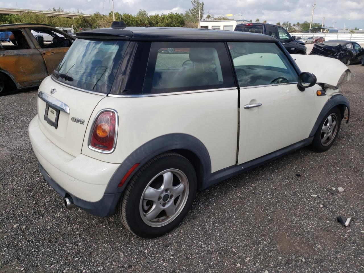Photo 4 from auction – 2009 MINI COOPER with VIN WMWMF33579TW77130