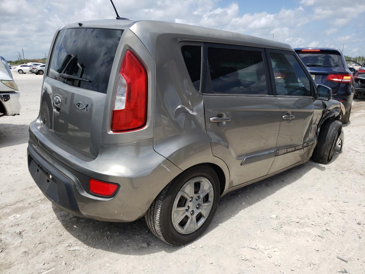 Photo 4 from auction – 2013 KIA SOUL with VIN KNDJT2A57D7630872