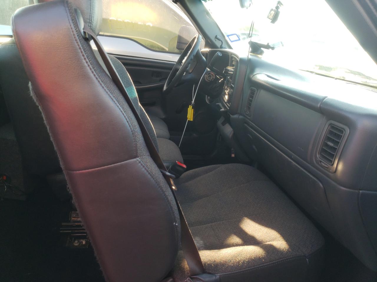 Photo 5 from auction – 2000 CHEVROLET SILVERADO with VIN 1GCEC14W3YZ365104