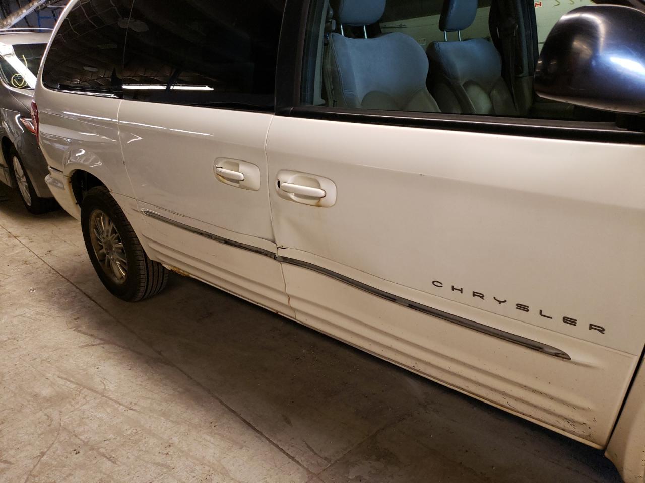Photo 9 from auction – 2001 CHRYSLER TOWN & COU with VIN 2C8GP64L41R339092