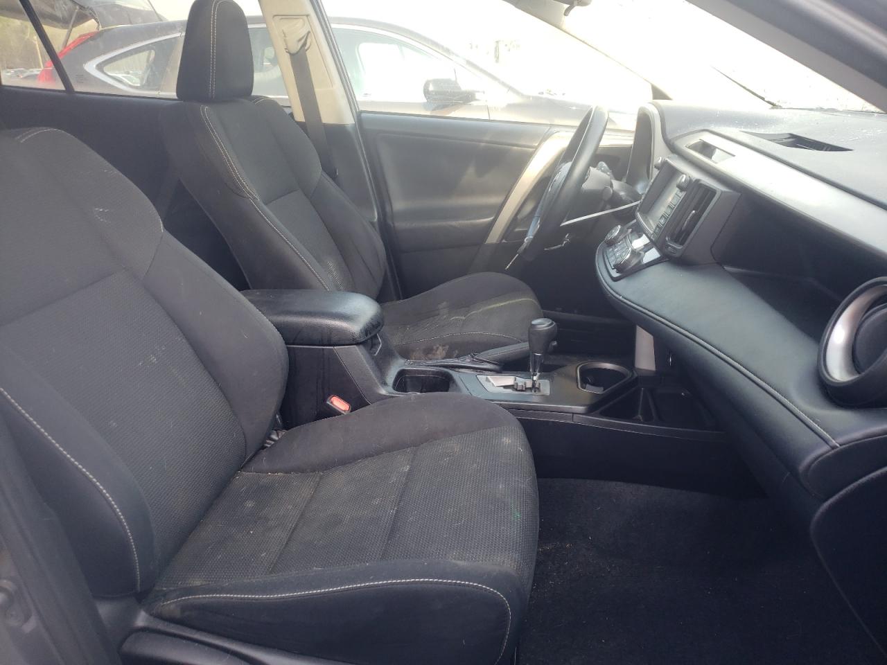 Photo 5 from auction – 2016 TOYOTA RAV4 XLE with VIN 2T3RFREV0GW529016