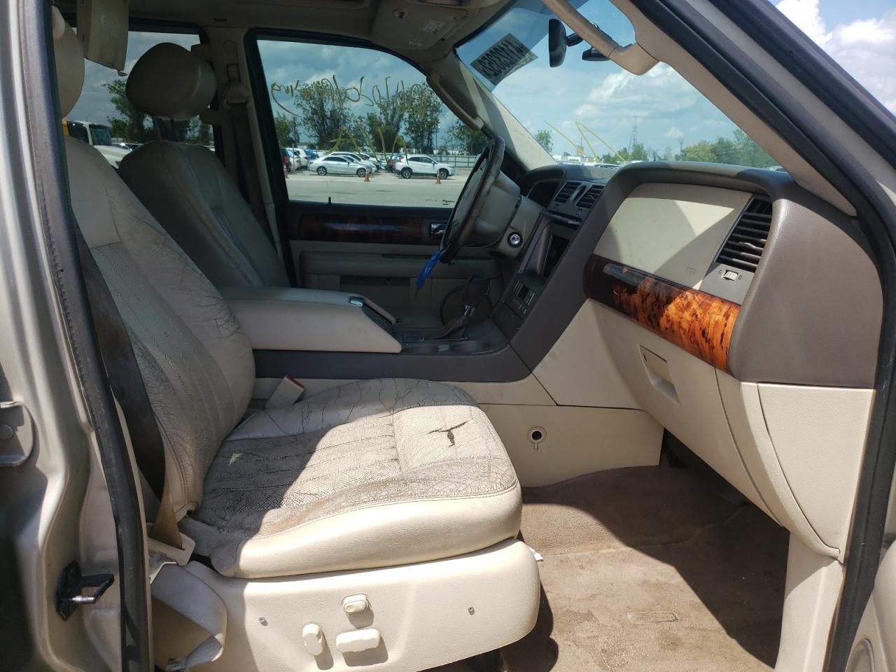 Photo 5 from auction – 2004 LINCOLN NAVIGATOR with VIN 5LMFU28R14LJ17418