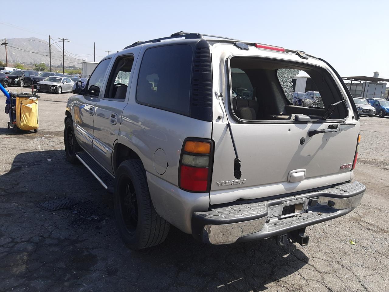 Photo 3 from auction – 2005 GMC YUKON with VIN 1GKEC13V05R252056