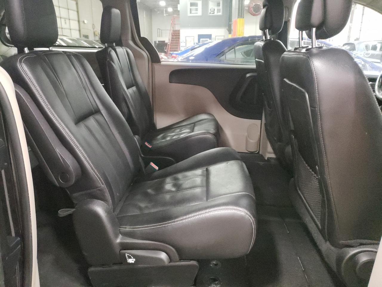 Photo 6 from auction – 2015 CHRYSLER TOWN & COU with VIN 2C4RC1BG4FR538780