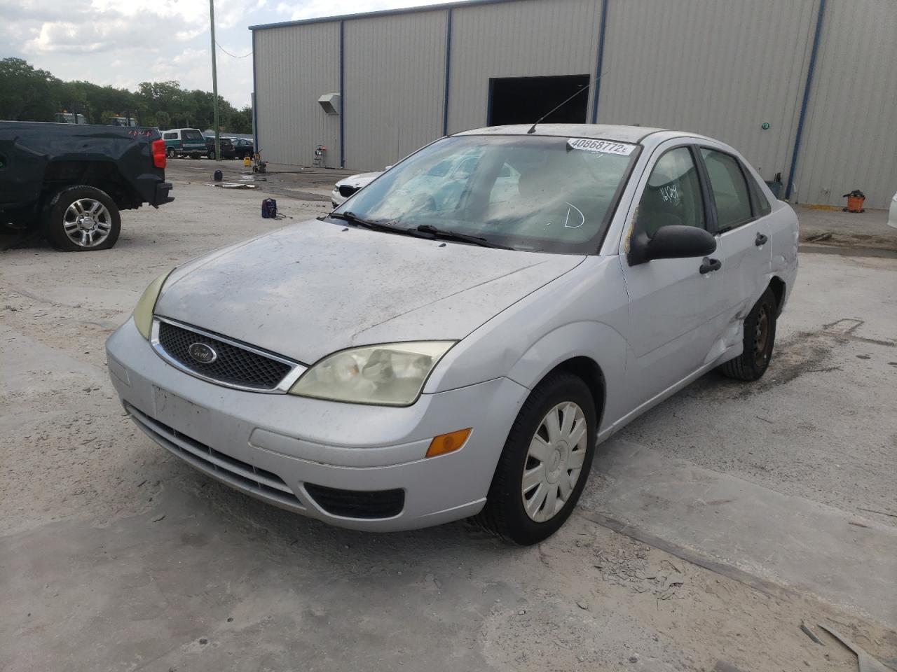 Photo 2 from auction – 2005 FORD FOCUS ZX4 with VIN 1FAFP34N95W178982