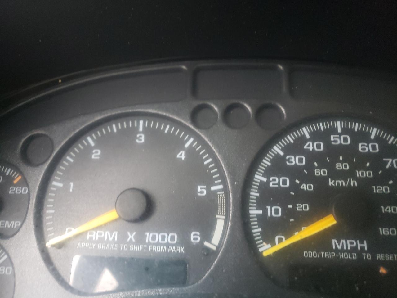 Photo 8 from auction – 2000 CHEVROLET BLAZER with VIN 1GNCT18W7YK152318