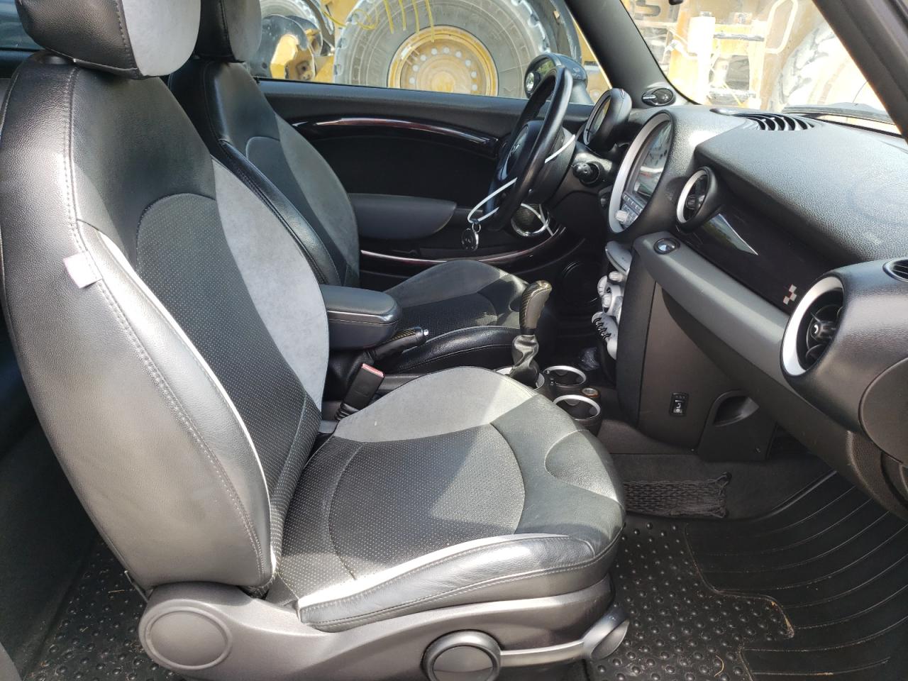 Photo 5 from auction – 2010 MINI COOPER CLU with VIN WMWMM9C55ATL04214