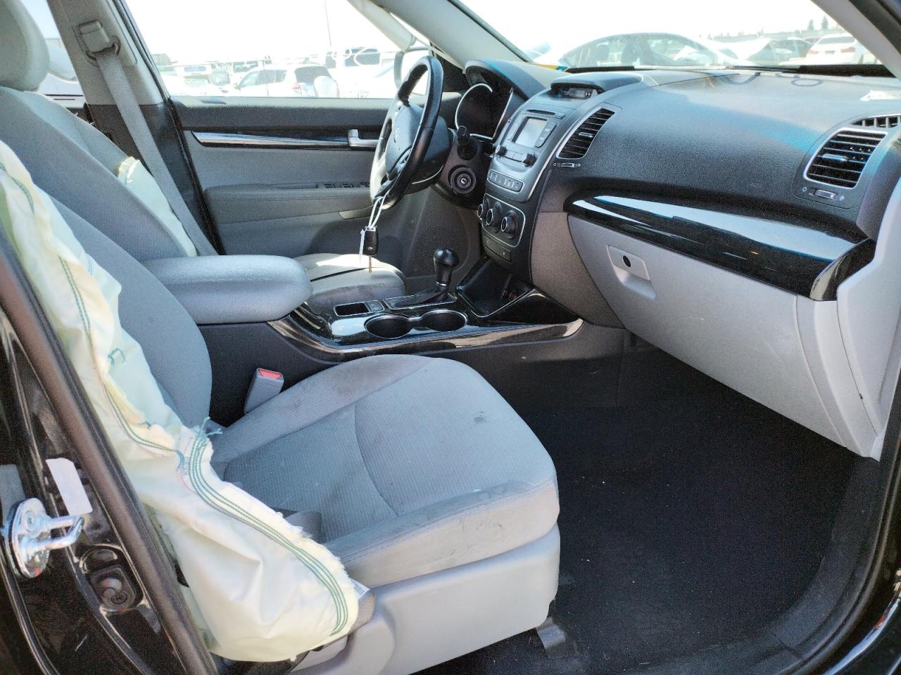 Photo 5 from auction – 2014 KIA SORENTO LX with VIN 5XYKTCA65EG524900