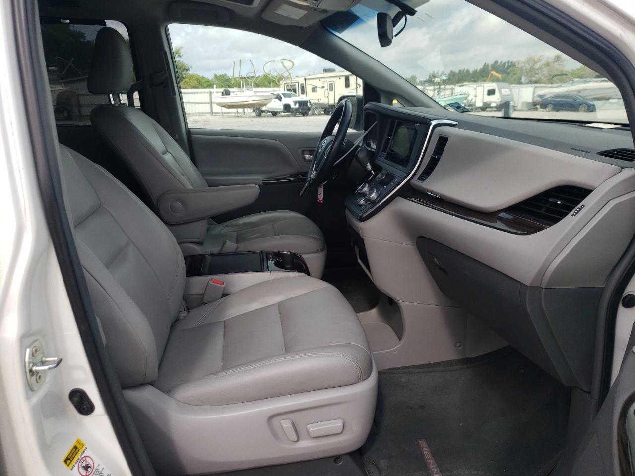 Photo 5 from auction – 2015 TOYOTA SIENNA XLE with VIN 5TDYK3DC5FS555017