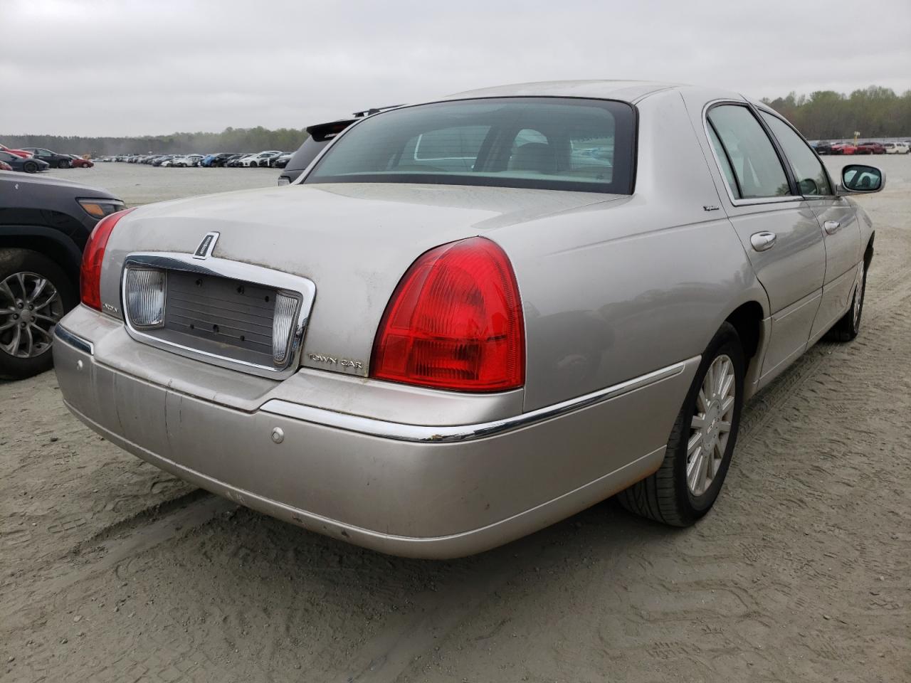 Photo 4 from auction – 2005 LINCOLN TOWN CAR S with VIN 1LNHM81W15Y638609